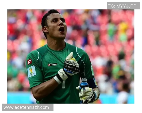 足球明星佩戴独特手套踢球的精彩瞬间图片展示